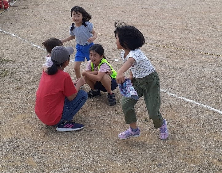 宇野学区運動会、待ち時間で遊んでいる子ども達
